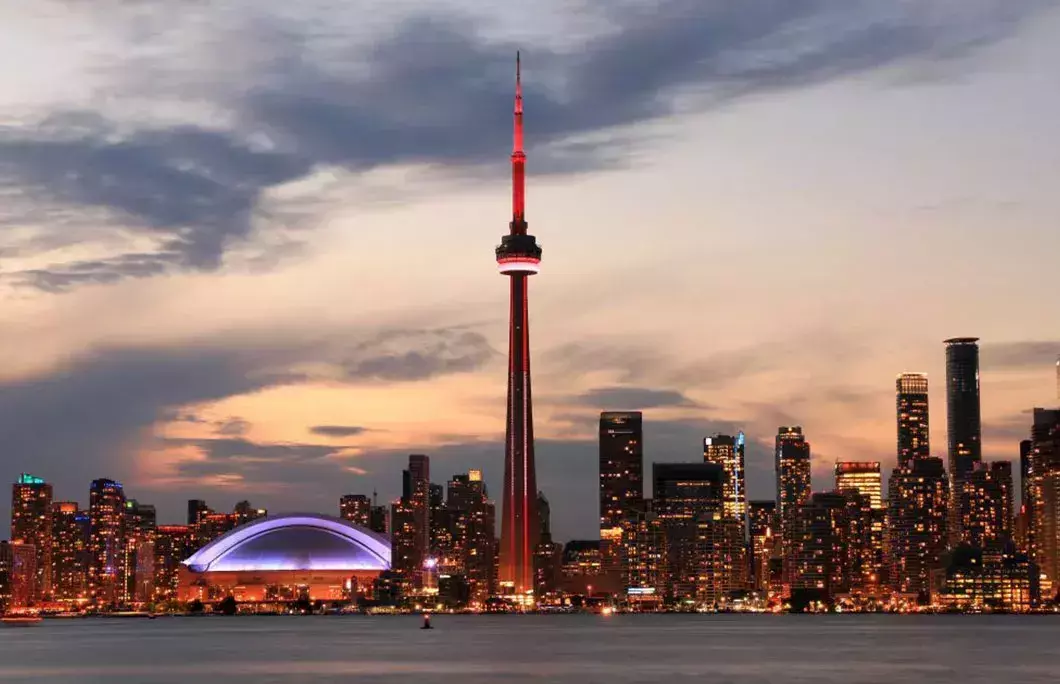 7_of_the_most_famous_monuments_in_canada_cn_tower_toronto.webp